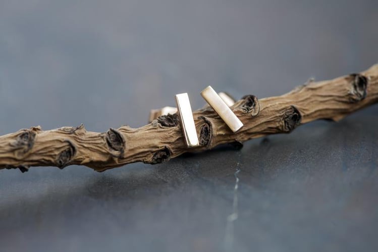 Minimalistische längliche Ohrstecker aus Gold Bar