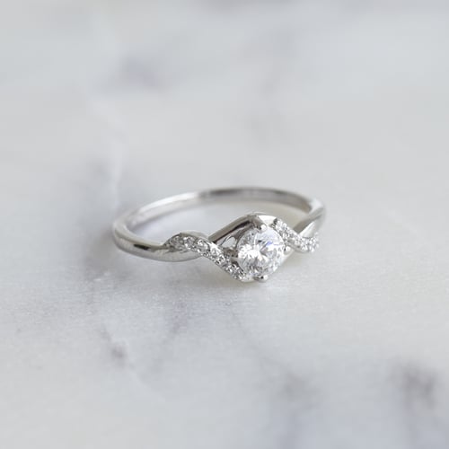 Verlobungsring mit seitlichen Diamanten Ophir