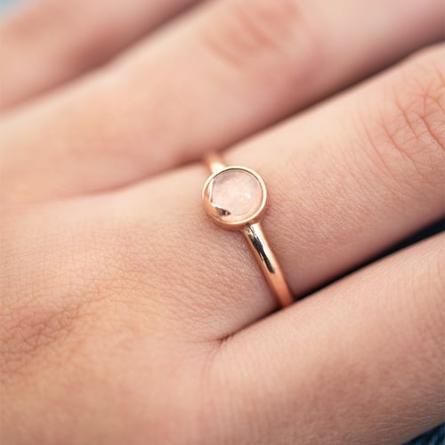 Goldener Ring mit Cabochon-Rosenquarz Yana