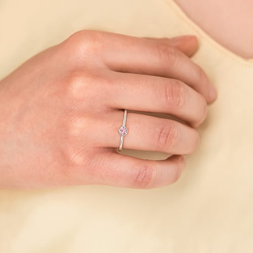 Goldener minimalistischer Ring mit Morganit Emilien