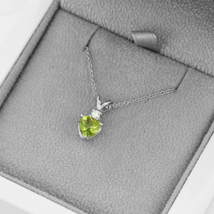 Olivin Herzchen in goldener Halskette in Eppi-Geschenkbox 46792