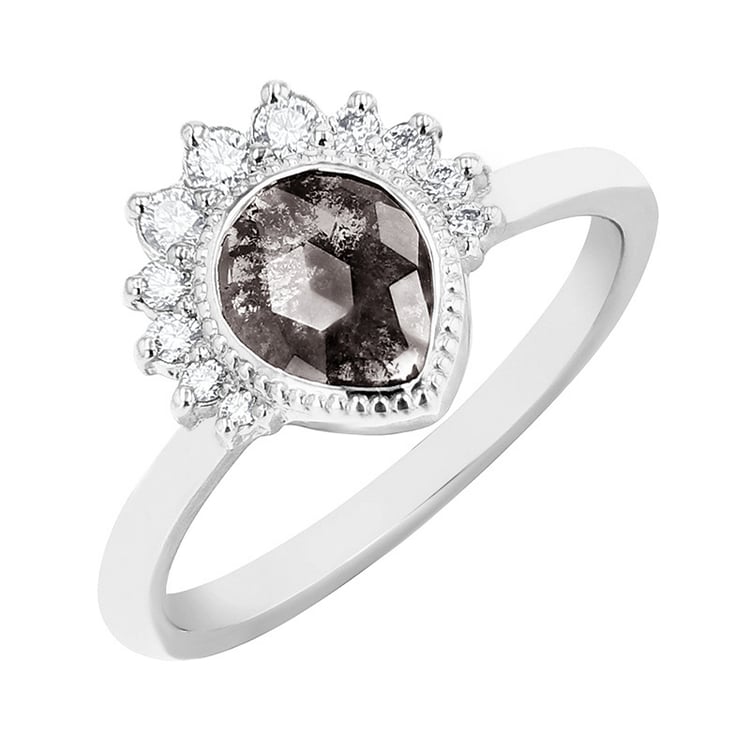 Ring mit einem Salt and Pepper Diamanten in Tropfenform und Lab Grown Diamanten Elysia
