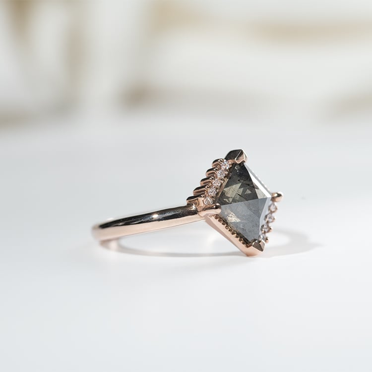 Rautenförmiger Ring mit Salt and Pepper Diamant Talley 131304