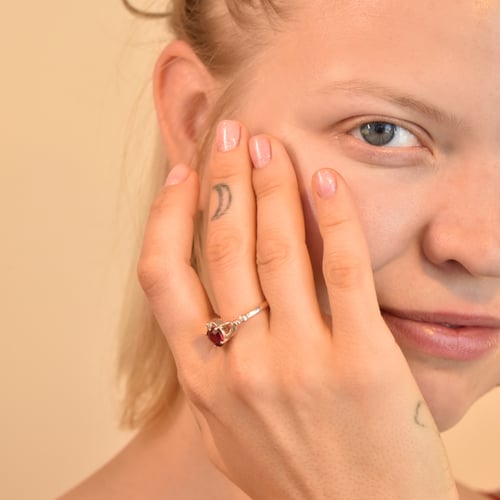 Goldener Claddagh-Ring mit Rubin und Diamant Norie