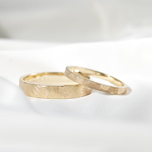 Moderne Eheringe aus Gold Laqen