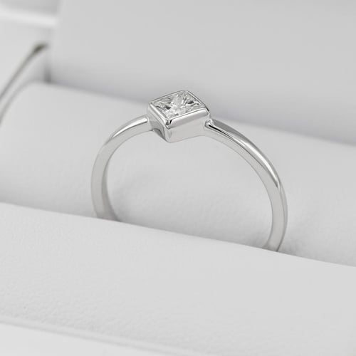 Goldring mit Diamant im Prinzessschliff Luale