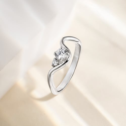 Verlobungsring in Wellenform mit rundem Diamant Debora