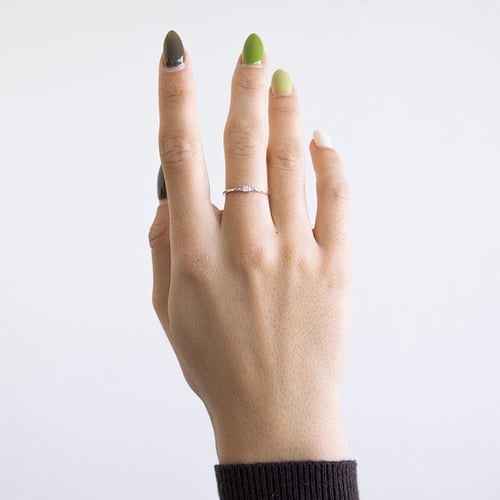 Minimalistischer Ring mit einem Diamanten Marsh