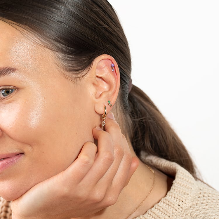 Goldener Piercingstecker mit Smaragden Dyre 149177