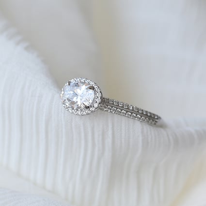 Diamanten Verlobungsring im Halostil Leimoni