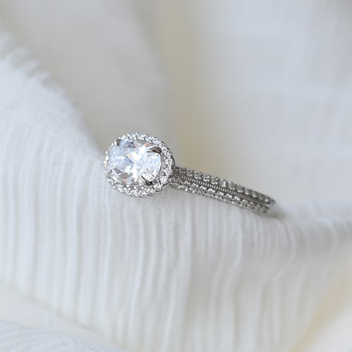 Diamanten Verlobungsring im Halostil Leimoni