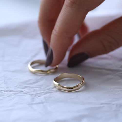 Unregelmäßige Eheringe aus Gold mit Diamanten Parnell