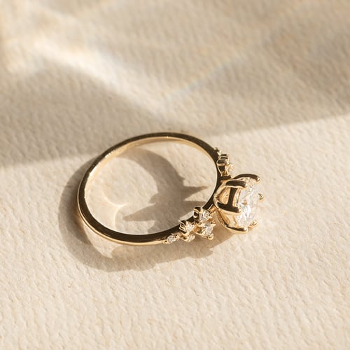 Verlobungsring mit einem Moissanit und Lab Grown Diamanten Olha