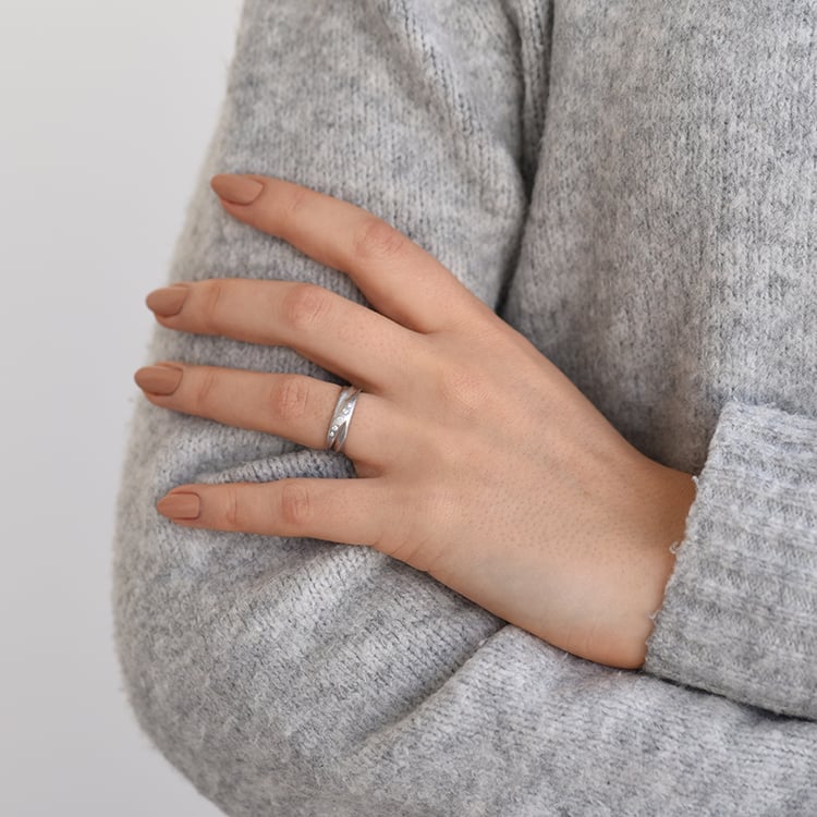 Goldene Trauringe mit matter Oberfläche und Diamanten Wynia 59064