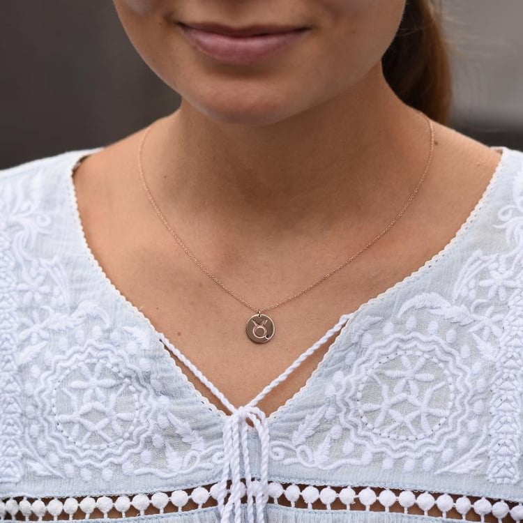 Stier Anhänger Sternzeichen mit Saphir auf dem Hals 48254