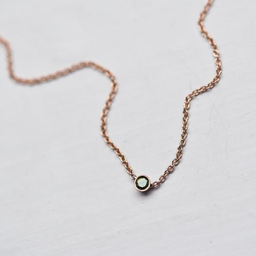 Silberne minimalistische Kette mit einem grünen Diamanten Glosie