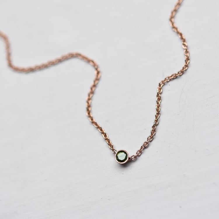 Silberne minimalistische Kette mit einem grünen Diamanten Glosie 103680