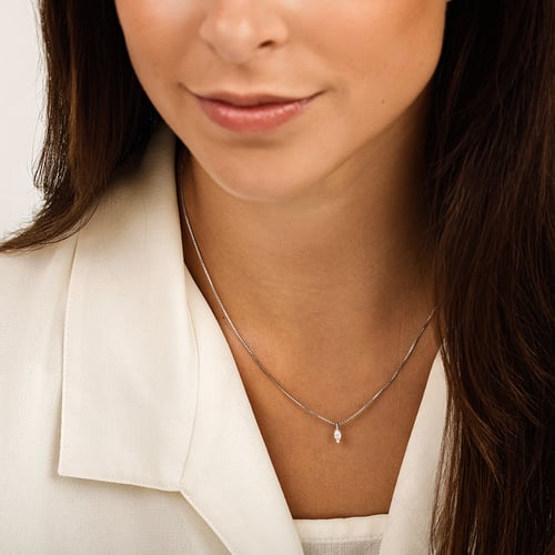 Minimalistischer Anhänger aus Gold mit einem Diamanten in Birnenform Malena