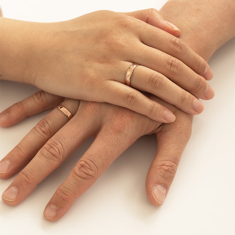 Goldene Eheringe mit einem Herzen und einem Diamanten Maline 121798