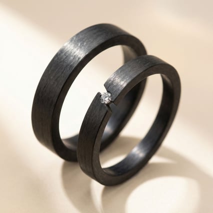 Flache Eheringe aus Carbon mit Diamant Jammu
