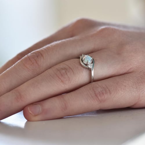 Goldener Verlobungsring mit Opal und Diamanten Eleie