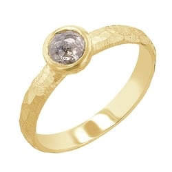 Gehämmerter Goldring mit einem Salt and Pepper Diamanten im Rosenschliff Seraphine