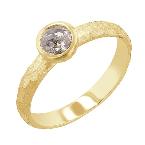 Gehämmerter Goldring mit einem Salt and Pepper Diamanten im Rosenschliff Seraphine