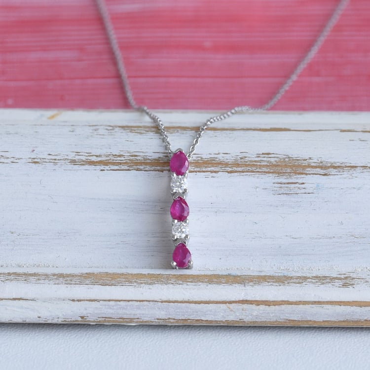 Eleganter Anhänger mit Diamanten und Rubinen Muriel 85956