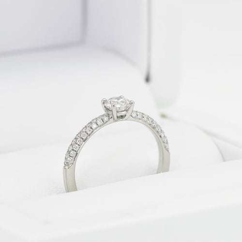 Verlobungsring mit Moissanit und Lab Grown Diamanten Kristen