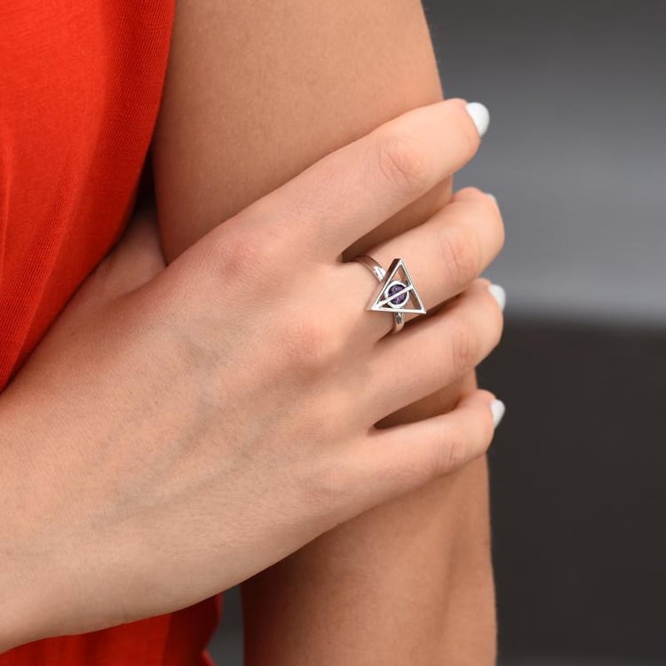 Magischer Harry Potter Ring auf dem Finger 45827