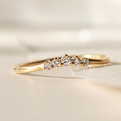 Ring in einer leichten V-Form mit Lab Grown Diamanten Myles