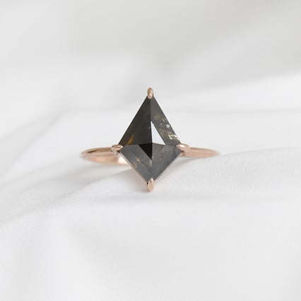 Minimalistischer Ring mit Salt and Pepper Diamanten Iban