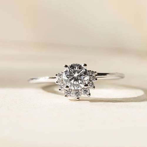 Halber Halo Ring mit Diamanten Sonnie