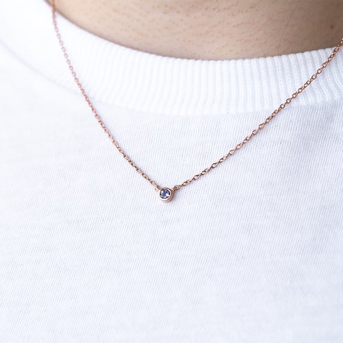 Silberne minimalistische Kette mit einem Tansanit Glosie