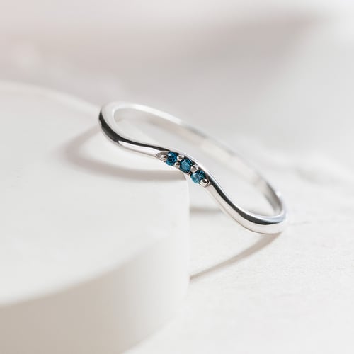 Silberner Ring mit drei blauen Diamanten Cason