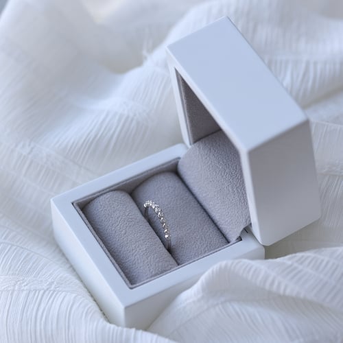 Weiße Lab Grown Diamanten in einem Eternity-Ring Lalia