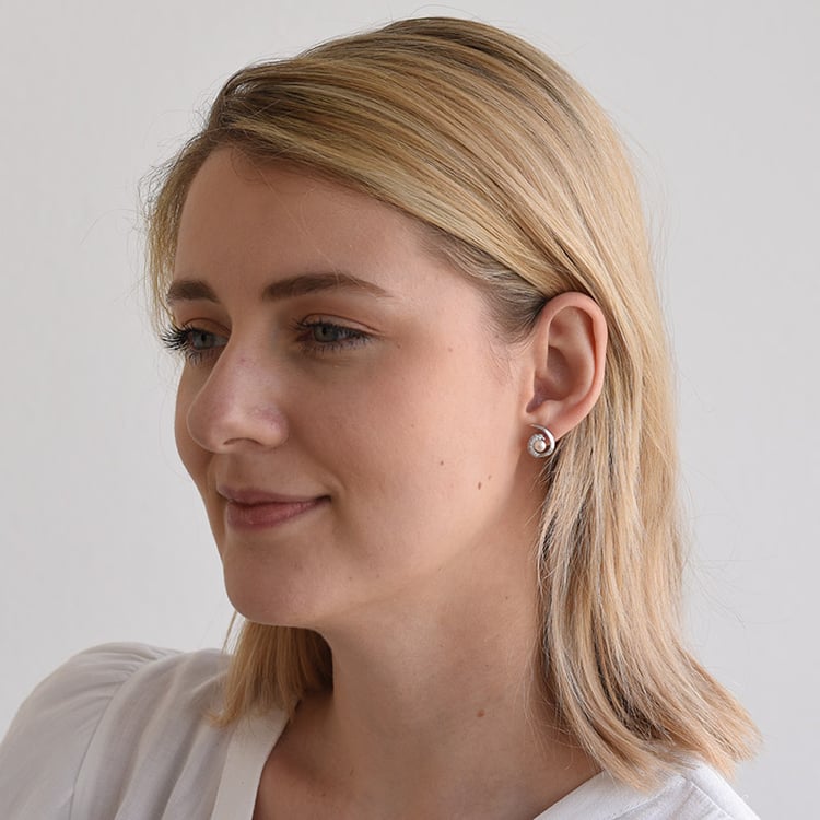 Ohrstecker mit Zirkonia und Perle auf der Dame 68943