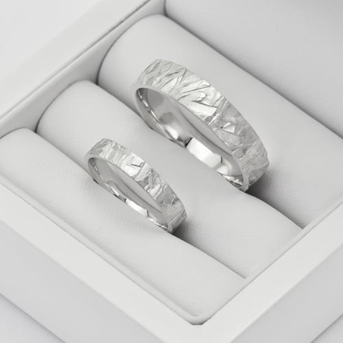 Trauringe aus Gold mit Relief-Oberfläche Narkissos