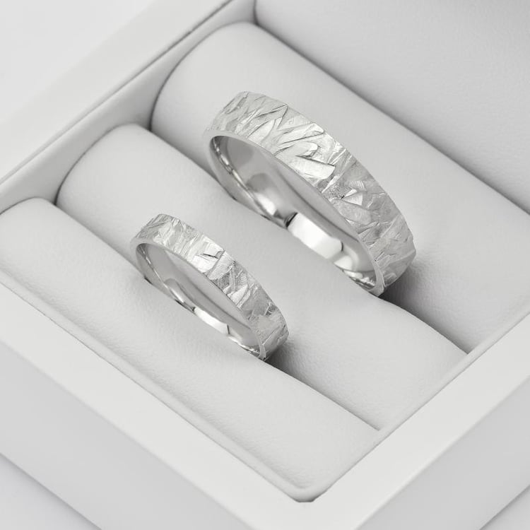 Weißgoldene gehämmerte Trauringe in Eppi-Geschenkbox 37779