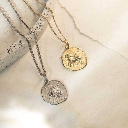 Goldanhänger mit Symbolen des Tierkreiszeichens Widder