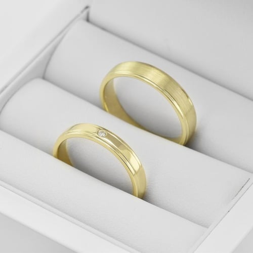 Goldene Eheringe mit Diamant Jans