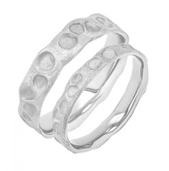 Goldene Eheringe mit atypischer Oberfläche Iris