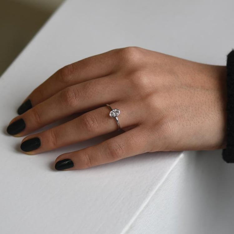 Diamantring auf dem Damenhand 49525