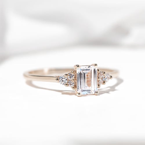 Verlobungsring aus Gold in Haselnussfarbe mit einem Diamanten in Emerald Form Miha