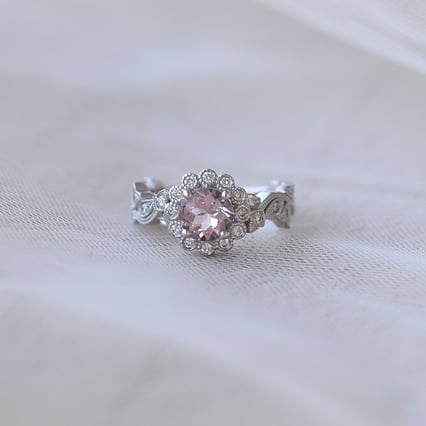 Verlobungsring im Vintage-Stil mit Morganit und Diamanten Jyspie