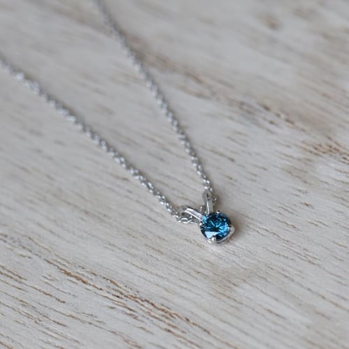 Blauer Diamant in Anhänger Lalom