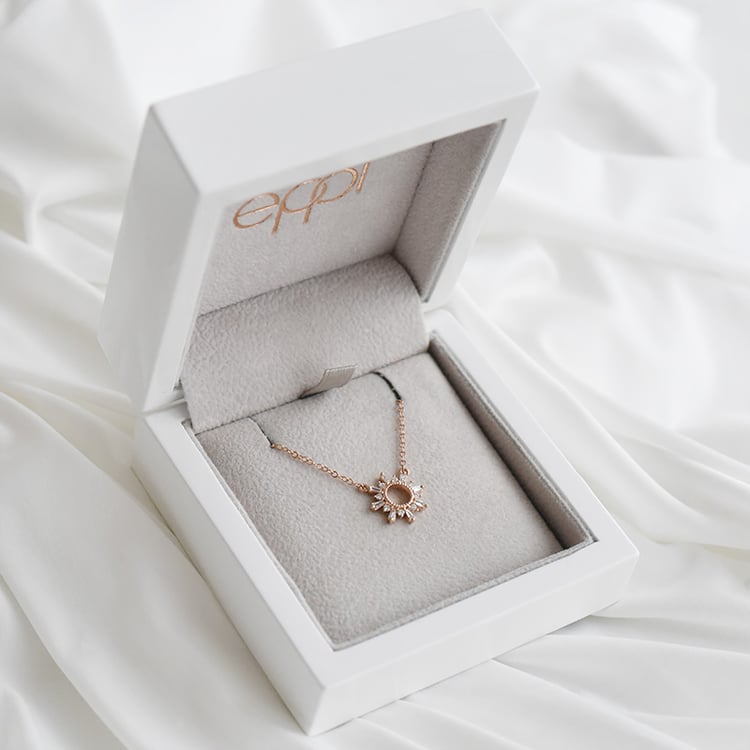 Goldene Halskette mit Diamanten 90980