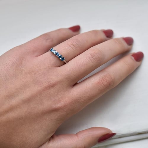 Ring besetzt mit blauen Diamanten Aisha