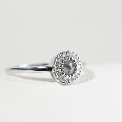 Goldener Verlobungsring mit salt and pepper Diamant Tafne