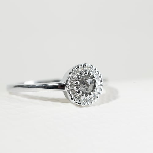 Goldener Verlobungsring mit salt and pepper Diamant Tafne